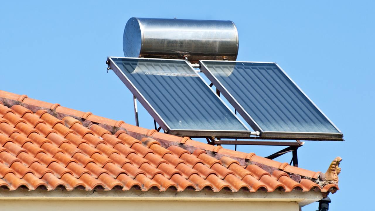 How Solar Panels Heat Your Hot Water in Irish Homes? 1 solar hot water heating system work