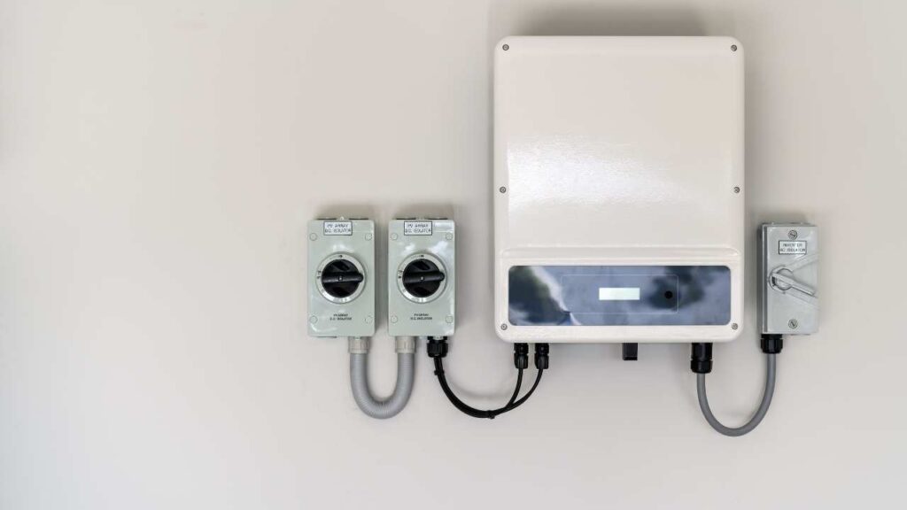 Microinverters vs Hybrid Inverters 1 microinverters vs hybrid inverters